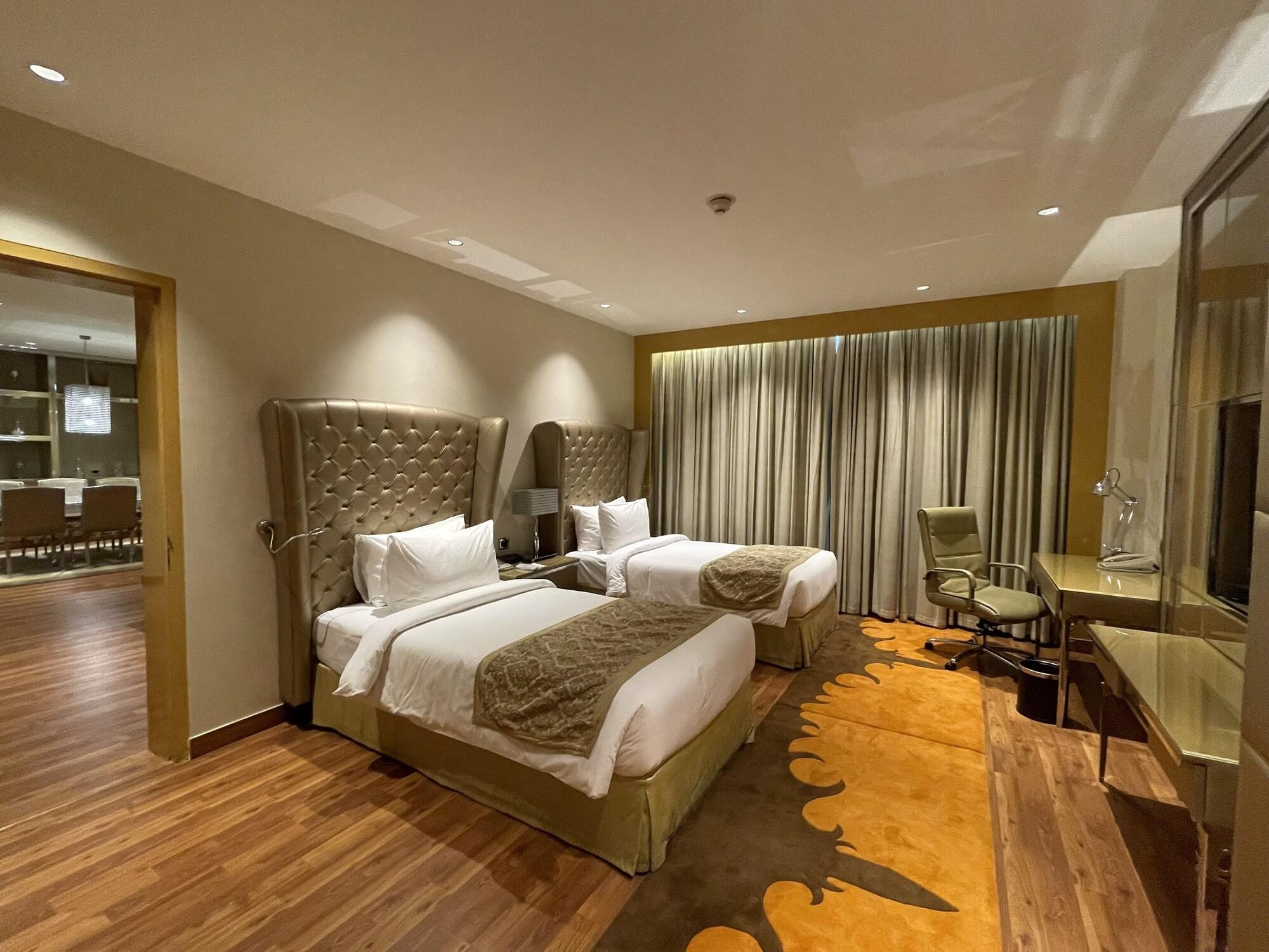 Radisson Blu Hotel New Delhi Paschim Vihar מראה חיצוני תמונה Suite room