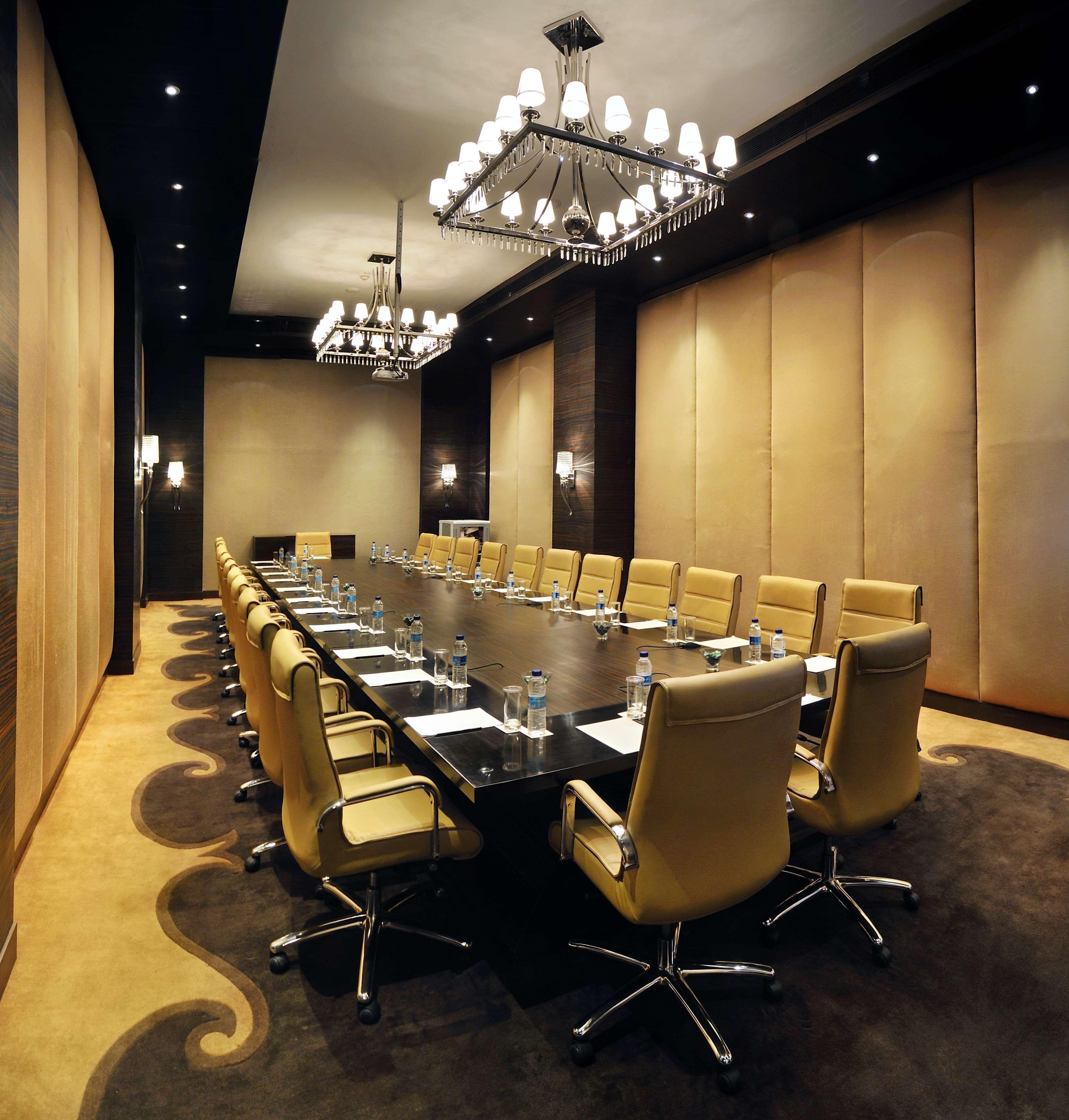 Radisson Blu Hotel New Delhi Paschim Vihar מראה חיצוני תמונה A boardroom at a hotel
