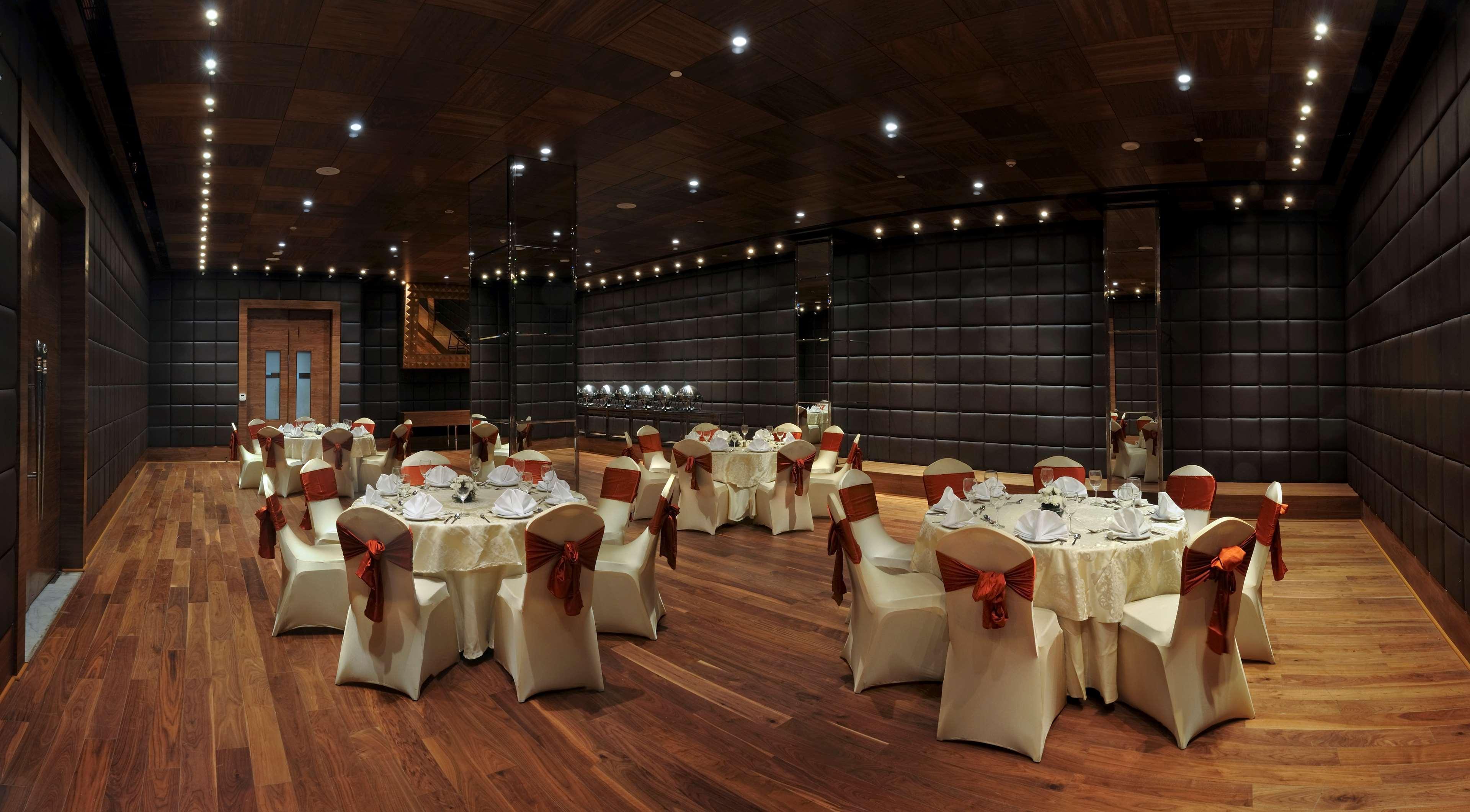 Radisson Blu Hotel New Delhi Paschim Vihar מסעדה תמונה The ballroom