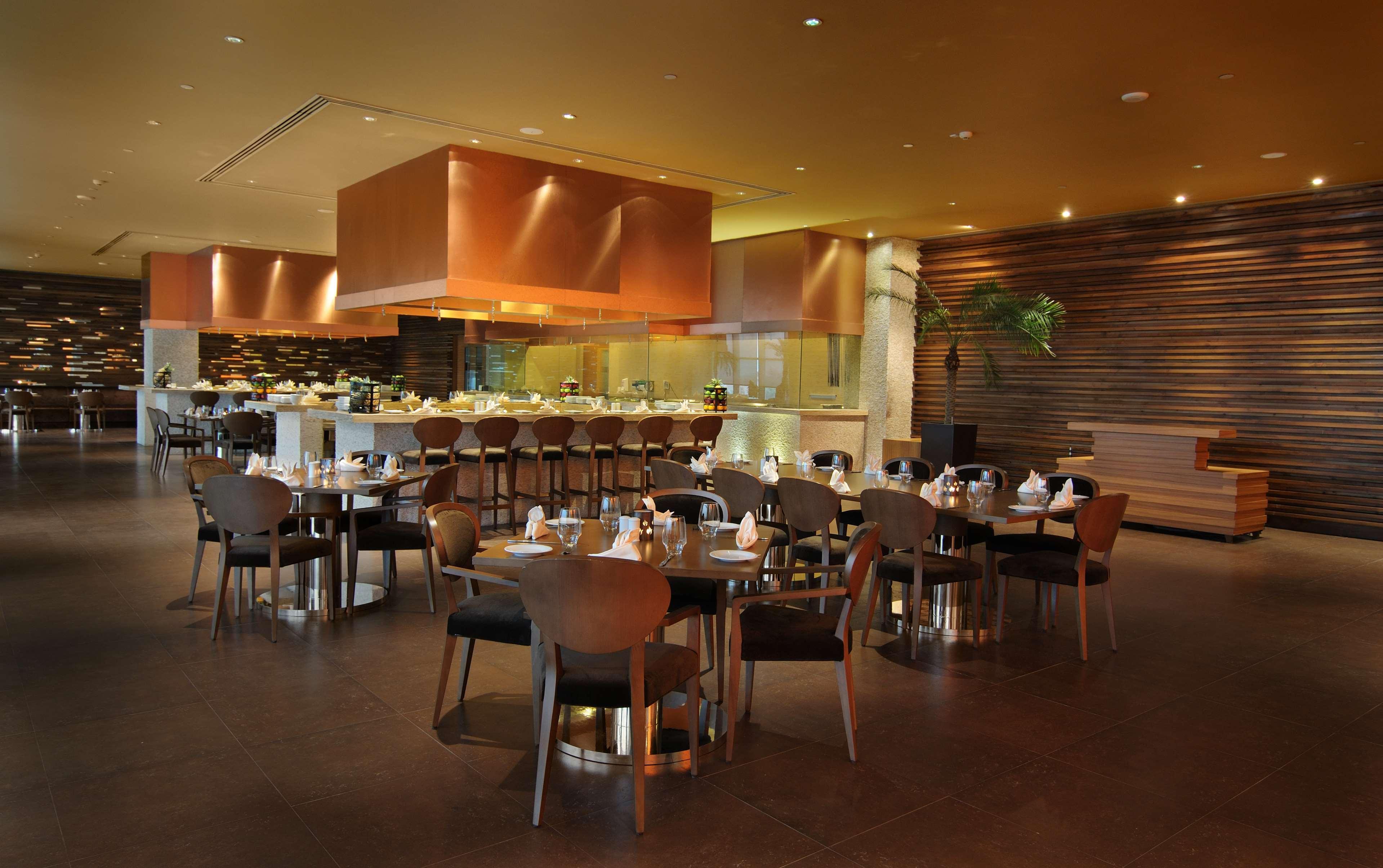Radisson Blu Hotel New Delhi Paschim Vihar מסעדה תמונה The restaurant